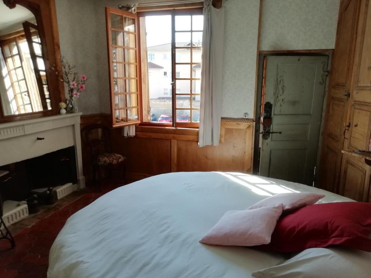 La Tour Mandot Bed & Breakfast Montluel ภายนอก รูปภาพ