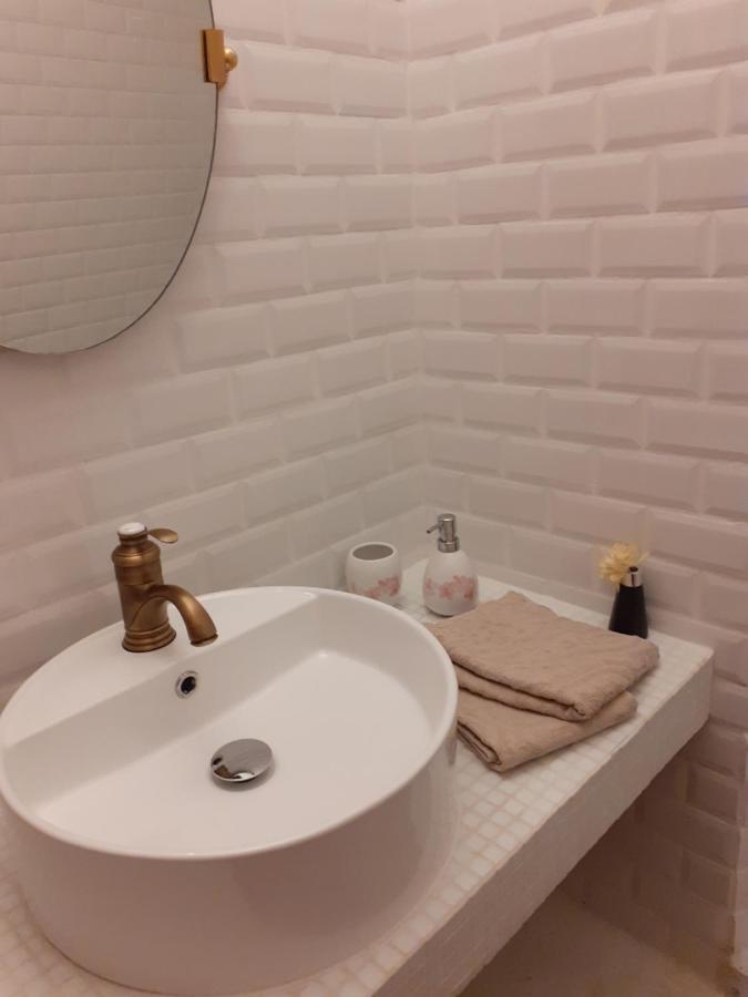 La Tour Mandot Bed & Breakfast Montluel ภายนอก รูปภาพ